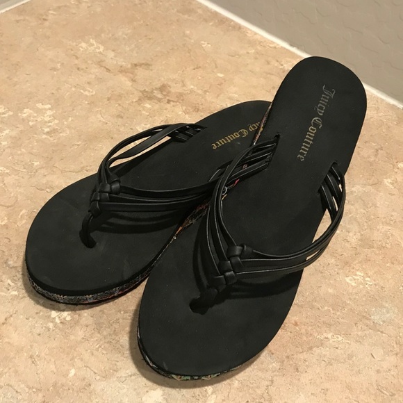 Juicy Couture Women's Braided Straw Wedge Flip-Flops - Picture 4 of 6